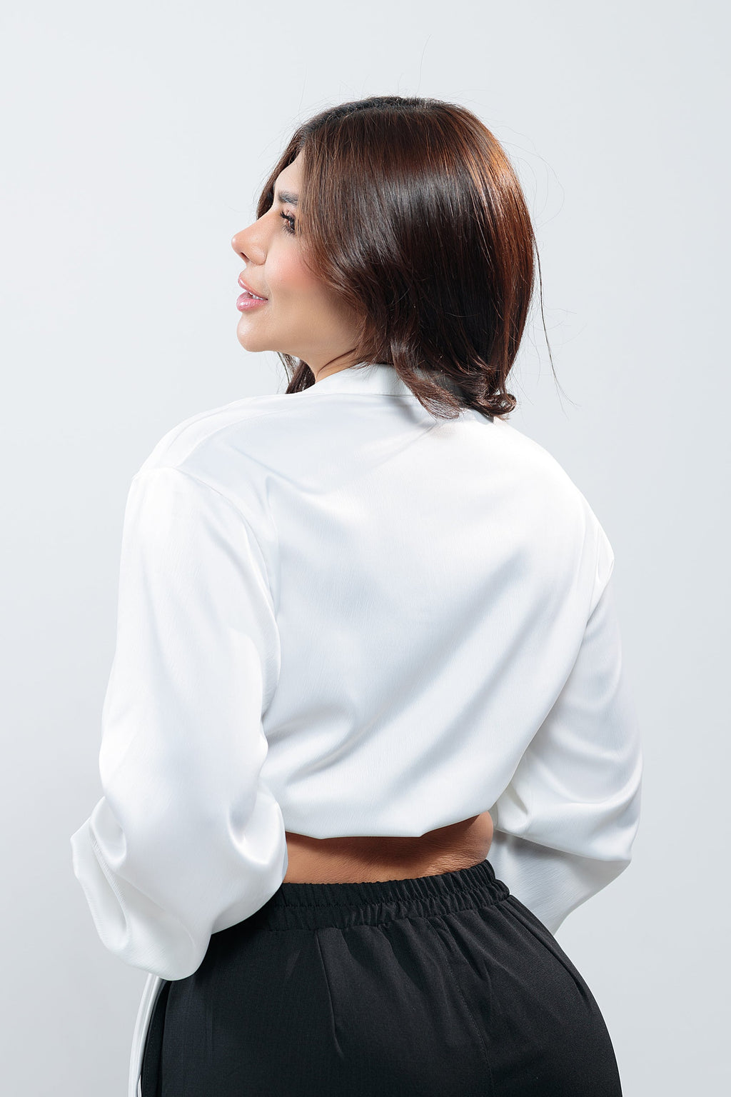 Blusa satín blanca crop con manga larga fruncida, vista trasera