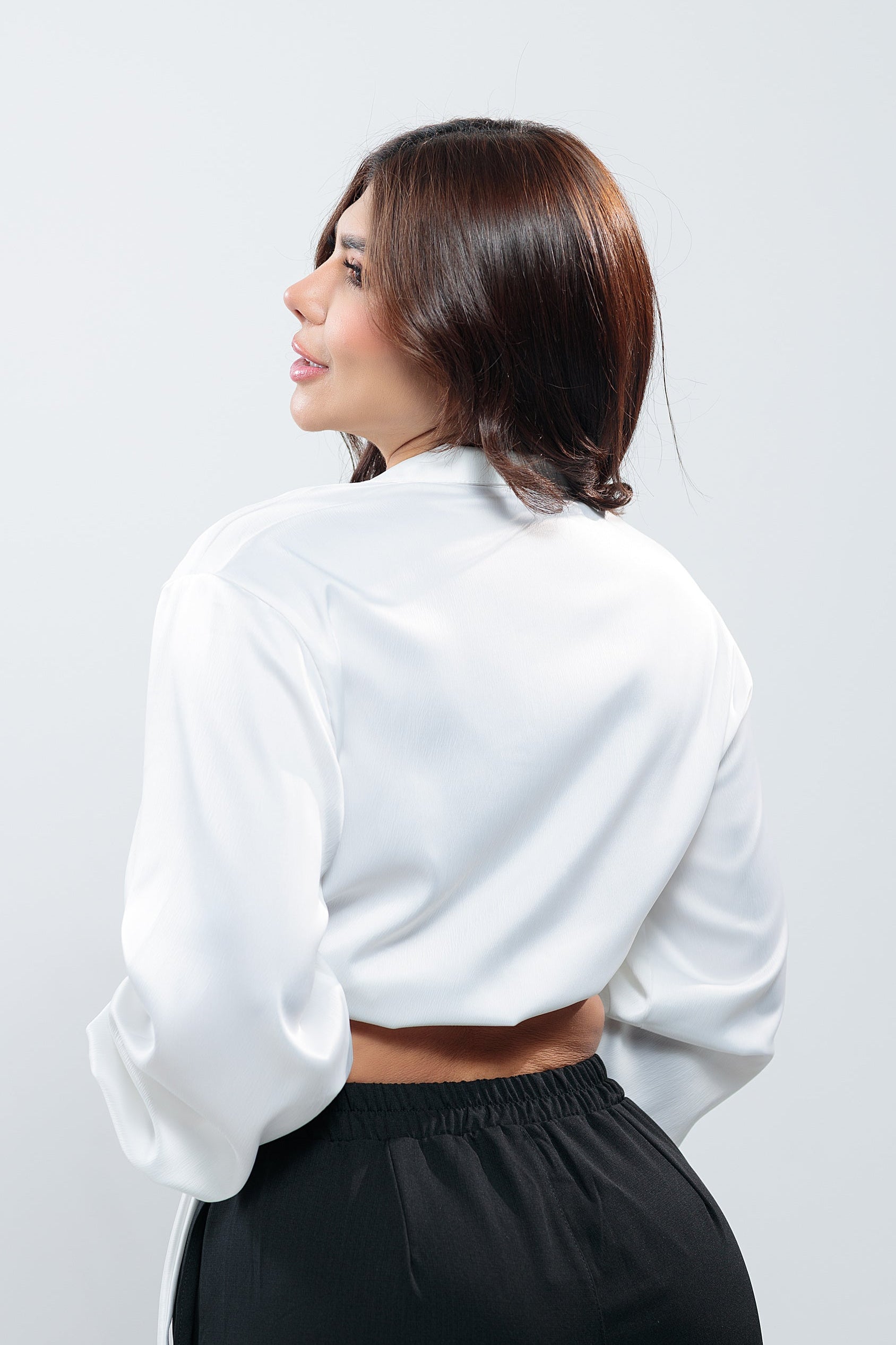 Blusa satín blanca crop con manga larga fruncida, vista trasera