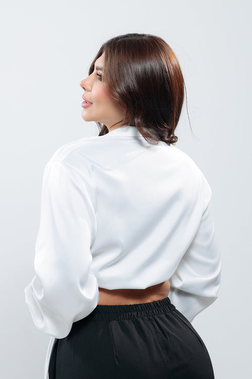 Blusa satín blanca crop con manga larga fruncida, vista trasera