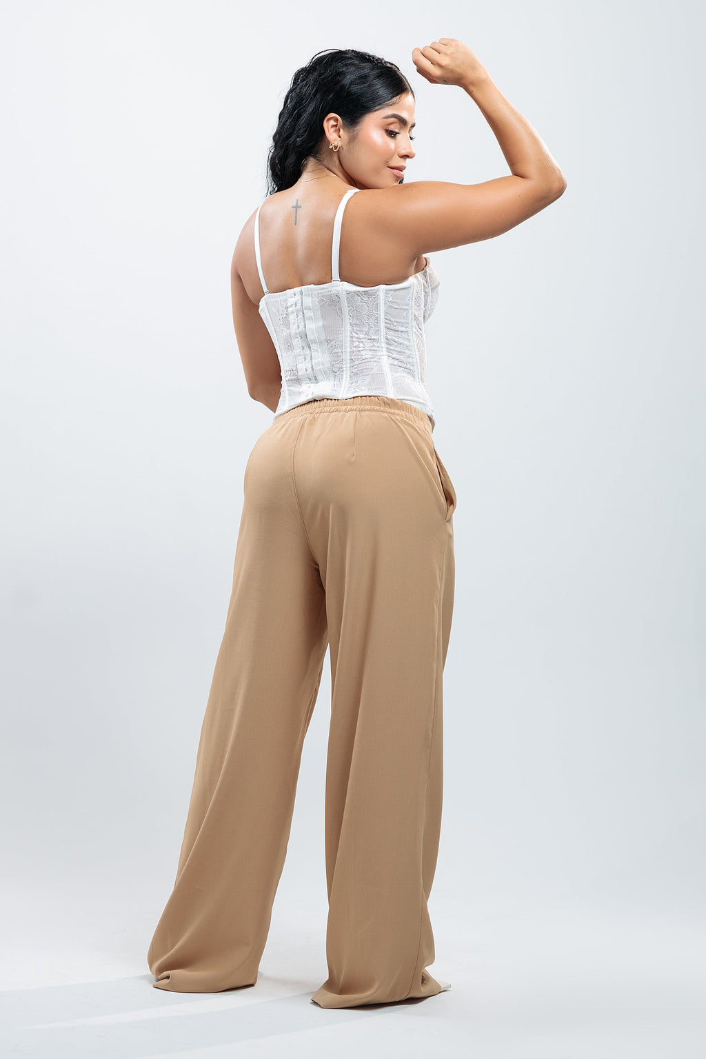 Pantalón Brasilia camel de pierna ancha con corset blanco, vista trasera