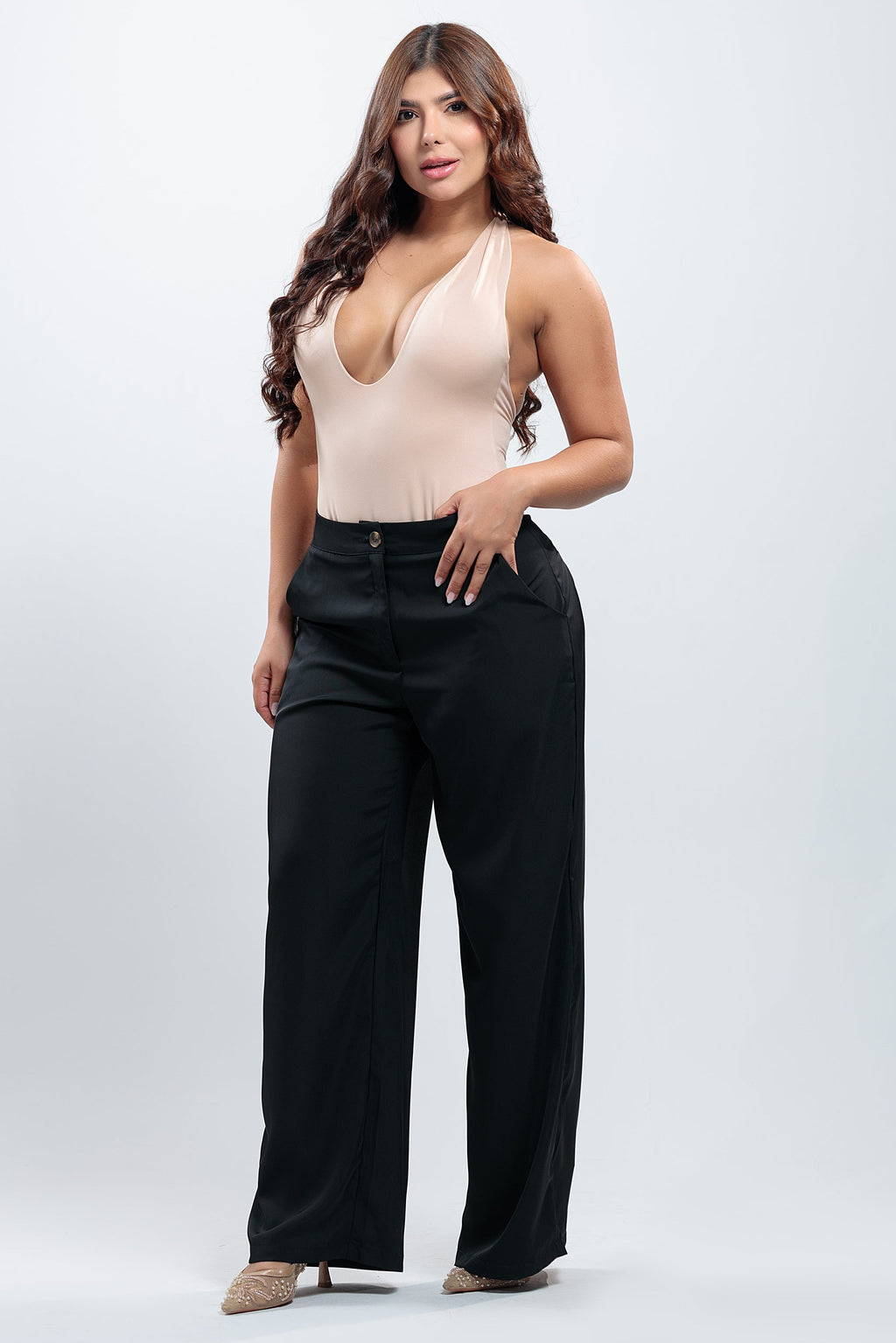 Pantalón Chelsy negro de pierna ancha con botón dorado y body nude, vista frontal