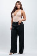 Pantalón Chelsy negro de pierna ancha con botón dorado y body nude, vista frontal