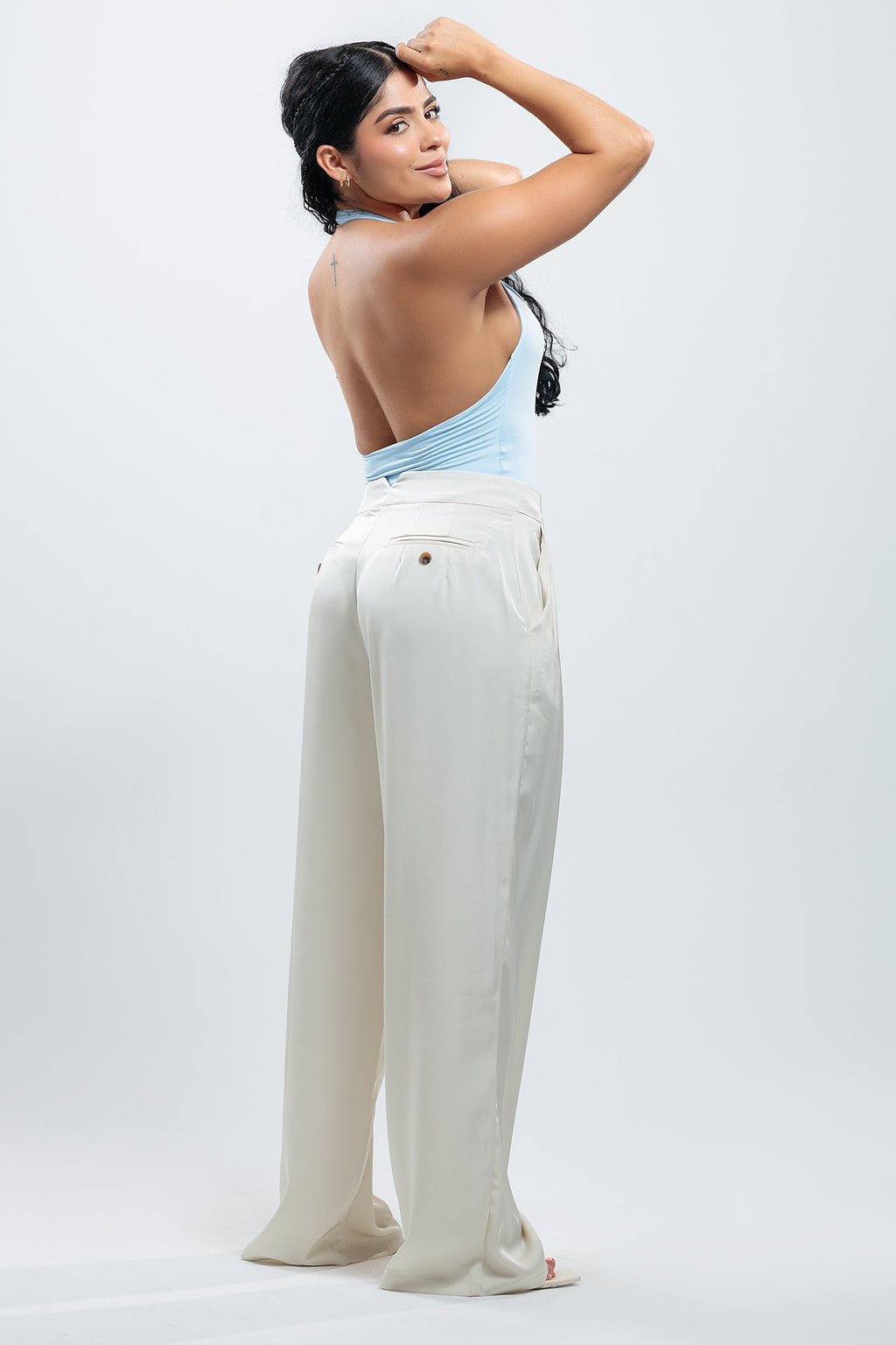 Pantalón Chelsy blanco crema de pierna ancha con top halter azul, vista trasera