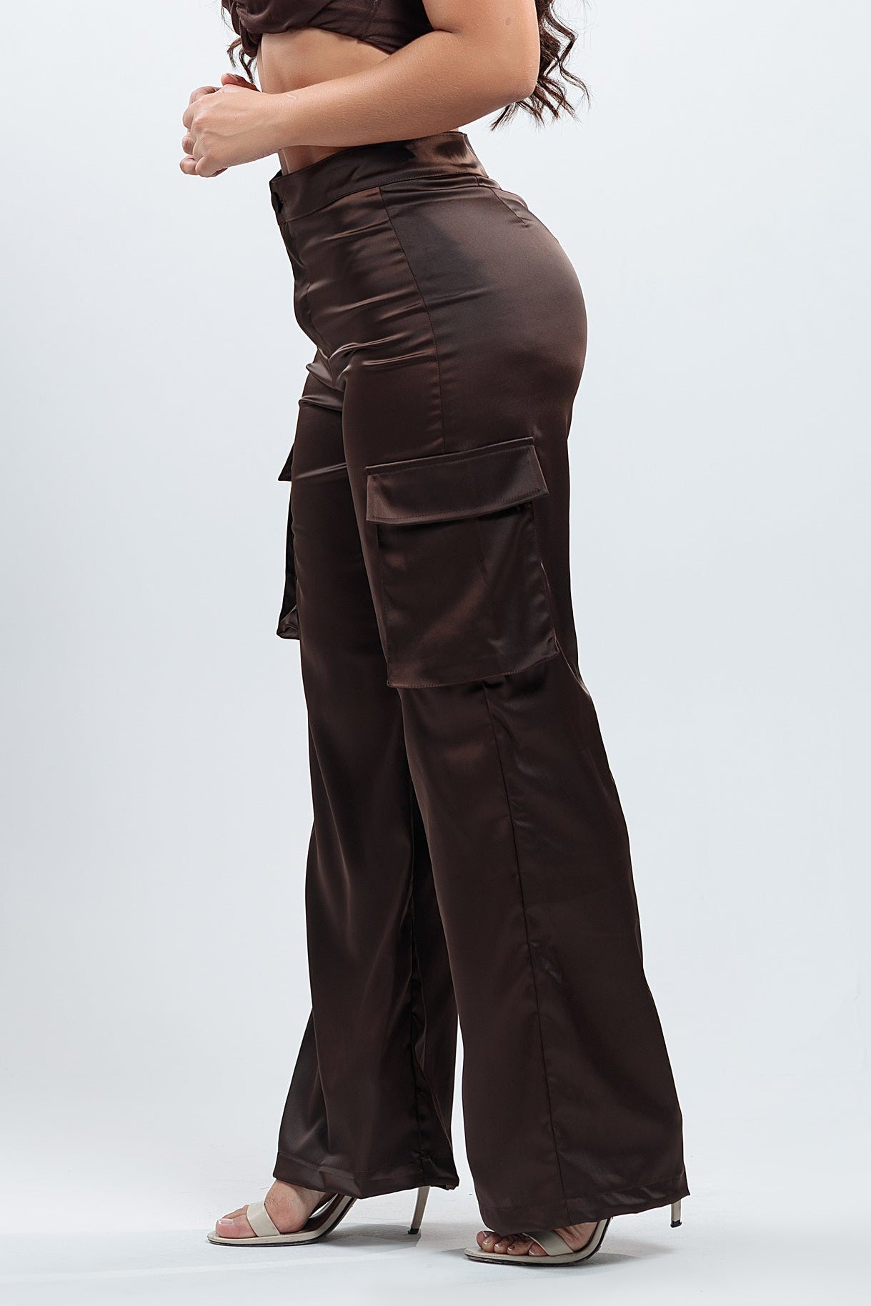 Pantalón Glam satín café oscuro con bolsillos cargo y crop top marrón, vista lateral