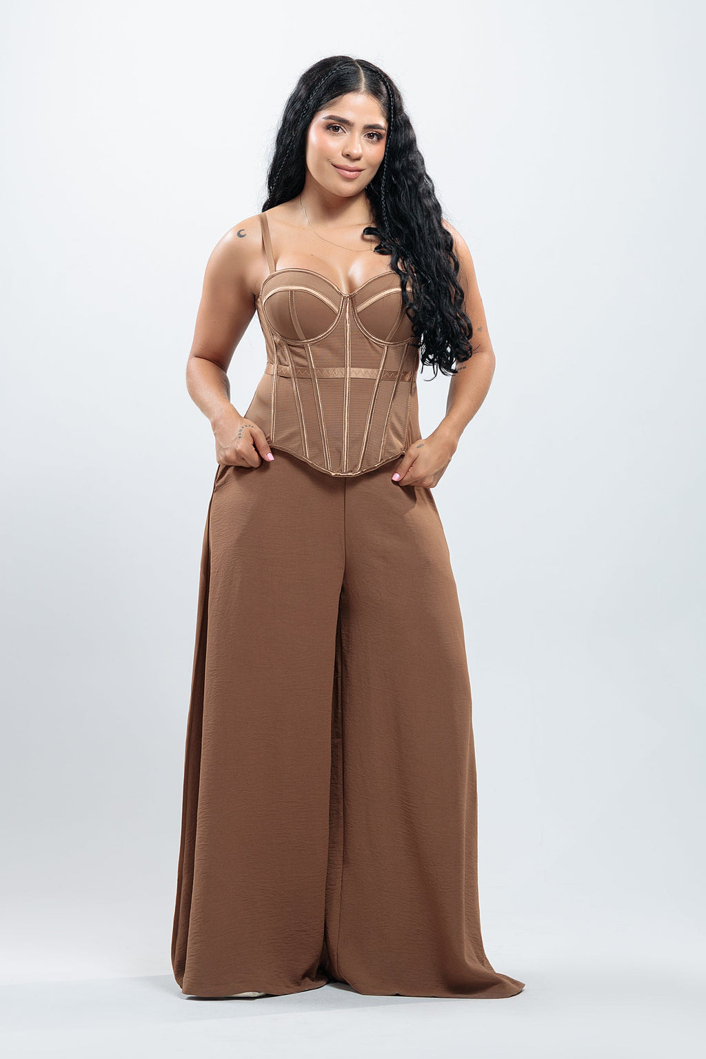 Pantalón Jalisco café palazzo de pierna ancha con corset nude, vista frontal