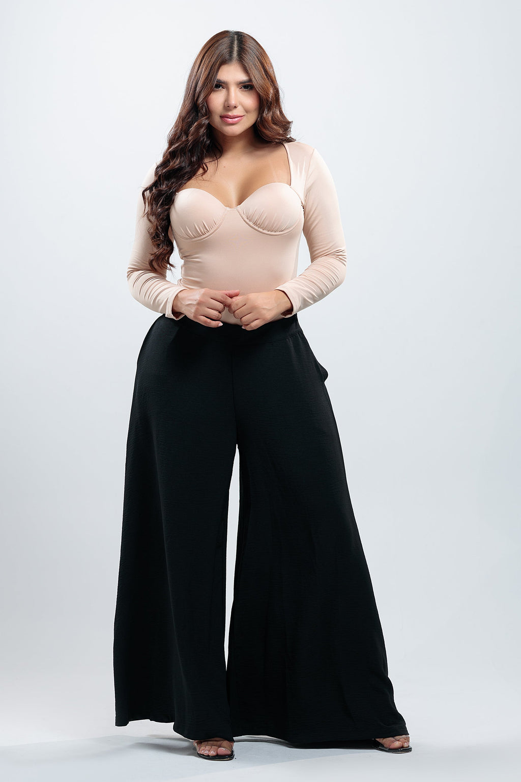Pantalón Jalisco negro palazzo de pierna ancha con body nude manga larga