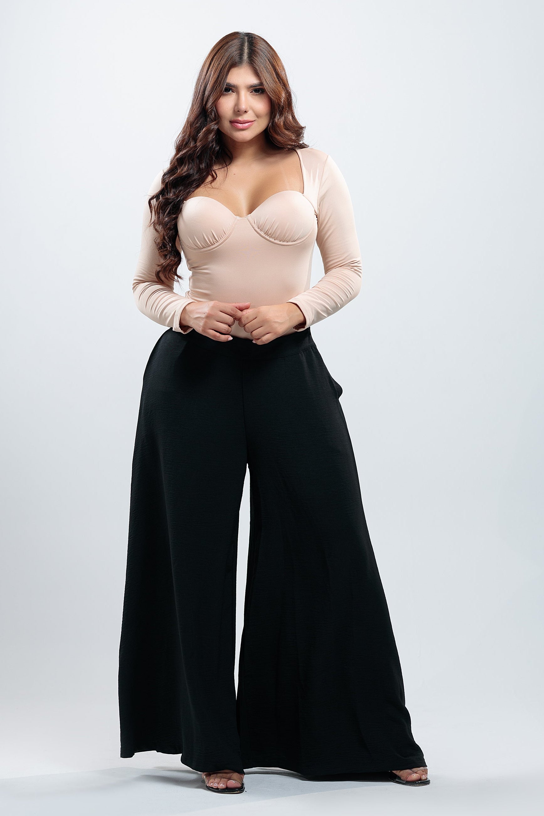 Pantalón Jalisco negro palazzo de pierna ancha con body nude manga larga