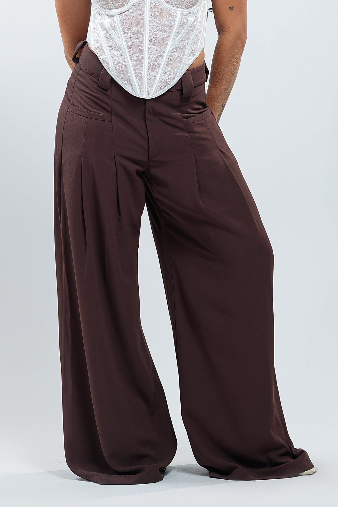 Pantalón Friki café oscuro palazzo con corset blanco encaje, vista frontal