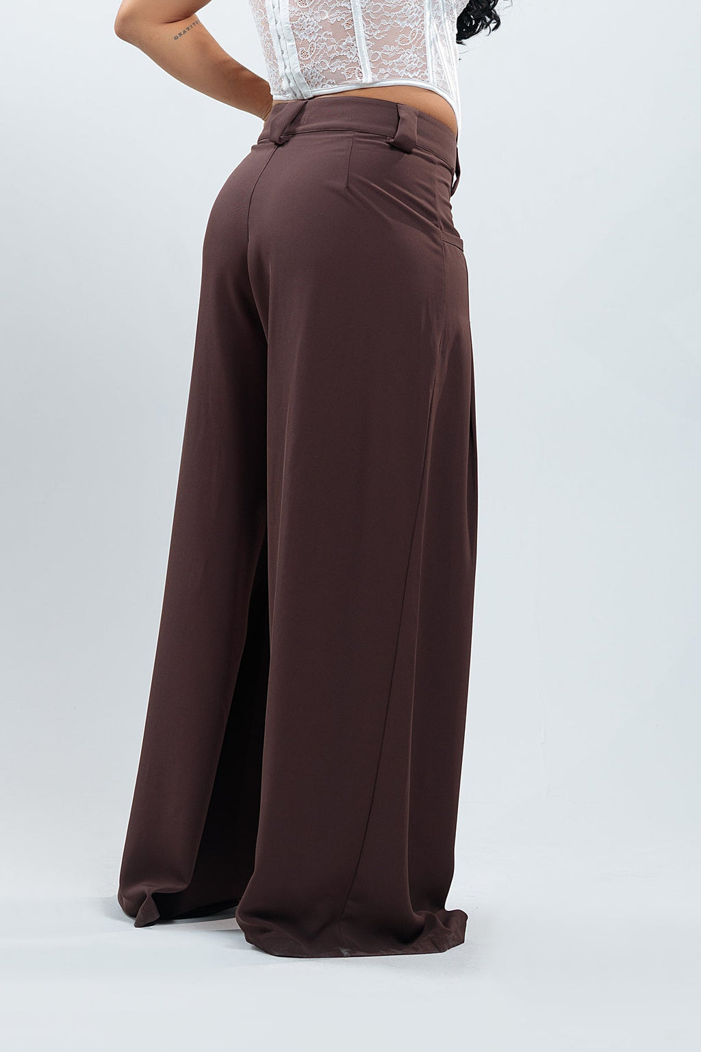 Pantalón Friki café oscuro palazzo con corset blanco encaje, vista trasera