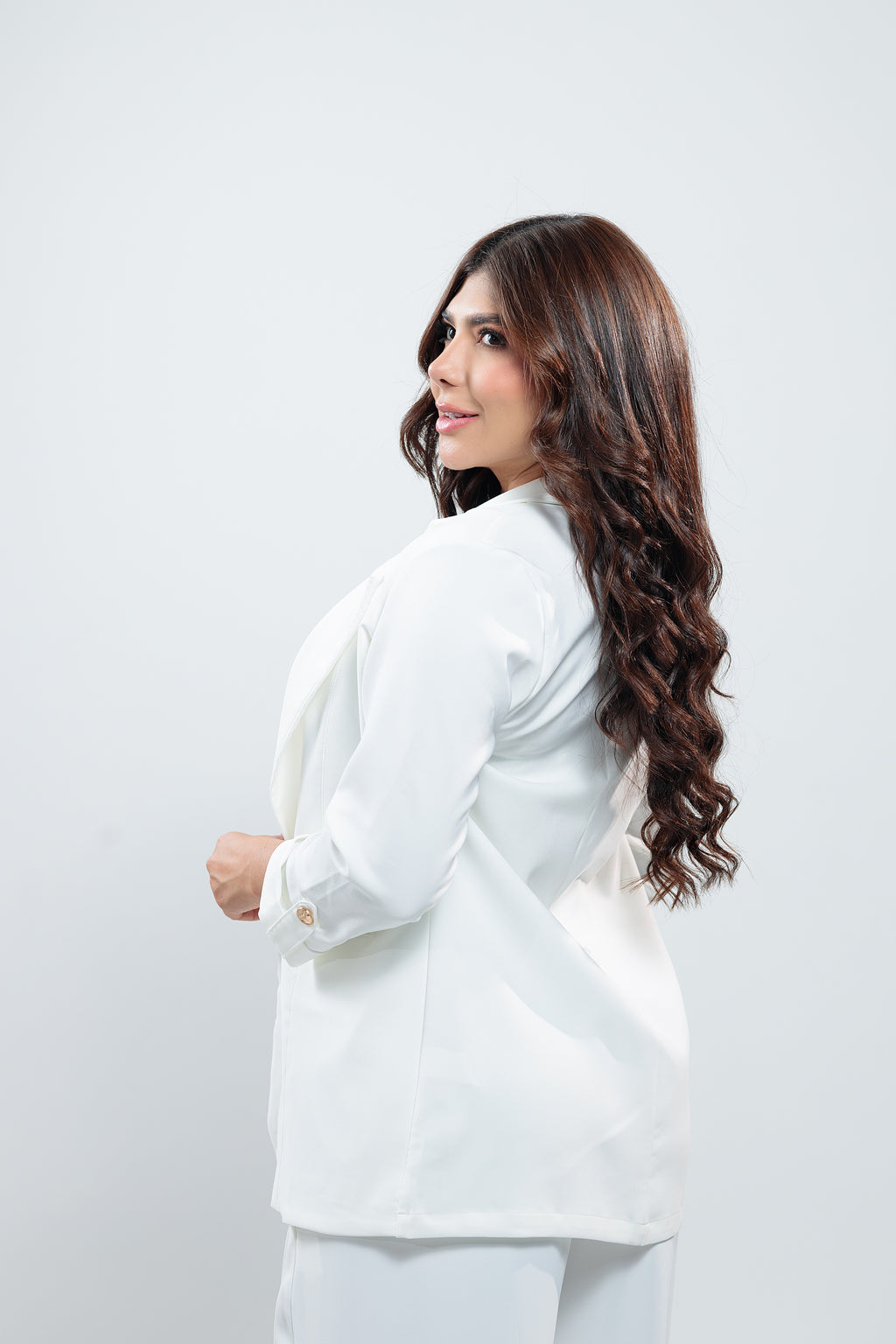 Blazer Emi blanco oversized con botón dorado en el puño, vista trasera