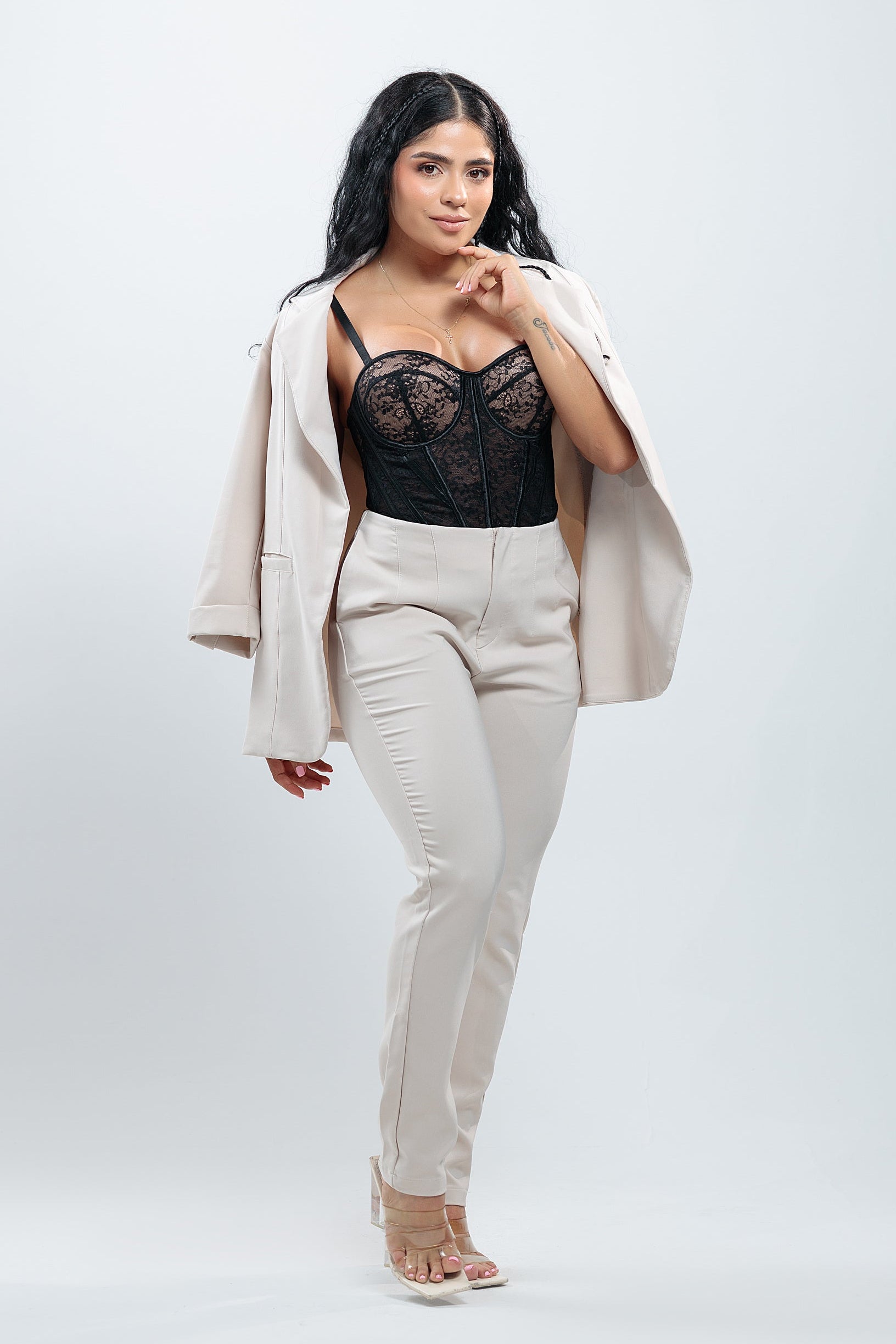 Pantalón Cabo beige crema slim con corset negro encaje y blazer beige, vista frontal